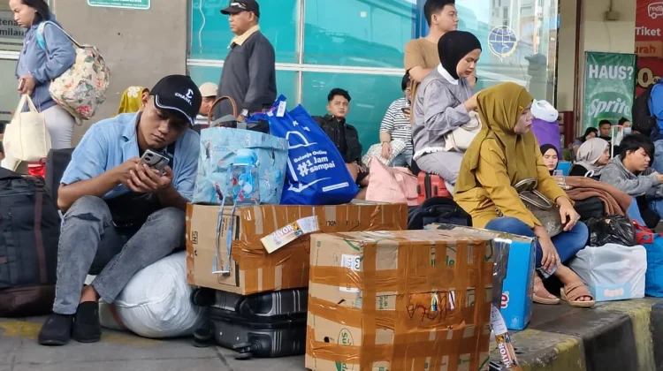 Puluhan Ribu Orang Lakukan Mudik via Terminal Terpadu Pulo Gebang Jakarta Timur