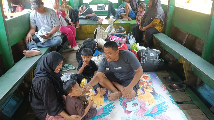 Hindari Macet Mudik, Pelaut Ini Pulang Kampung Naik Perahu