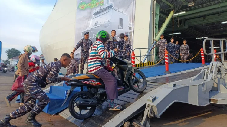 Mencoba Sensasi Mudik Dengan Kapal Perang TNI AL