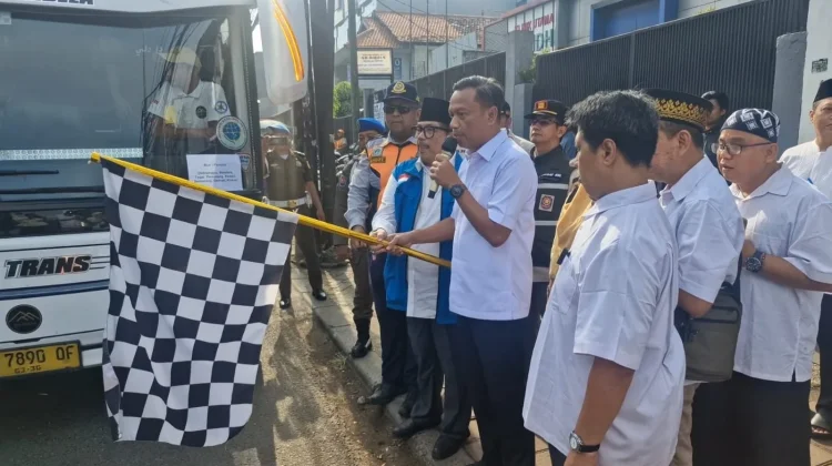 Wali Kota Jakarta Timur Munjirin Lepas Mudik Gratis untuk Disabilitas Netra