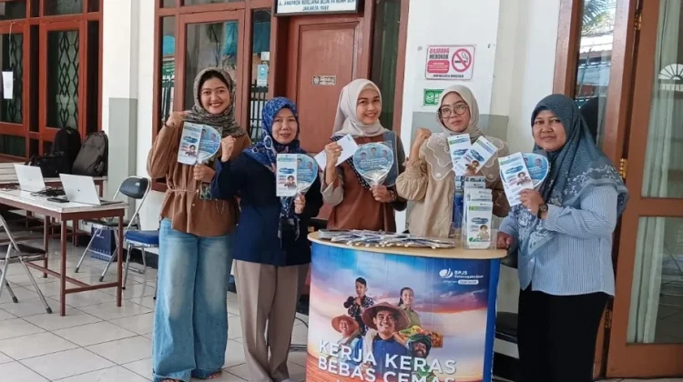 Kantor Cabang Grha BPJamsostek Pasang Booth di-Masjid Muhajirin.