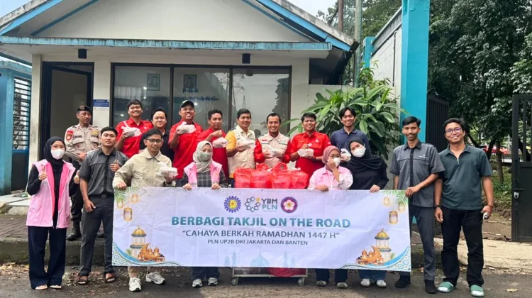Sinergi PLN UP2B DKI dan Banten Bagikan 120 Paket Takjil Ramadan di Cililitan