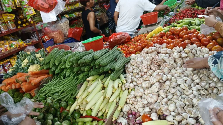 Berbelanja Kebutuhan Santapan  Lebaran