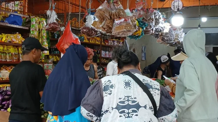 Berbelanja Kebutuhan Santapan  Lebaran