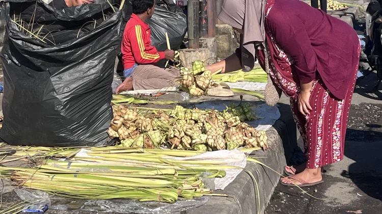 Menjelang Idulfitri, Masyarakat Berburu Kulit Ketupat