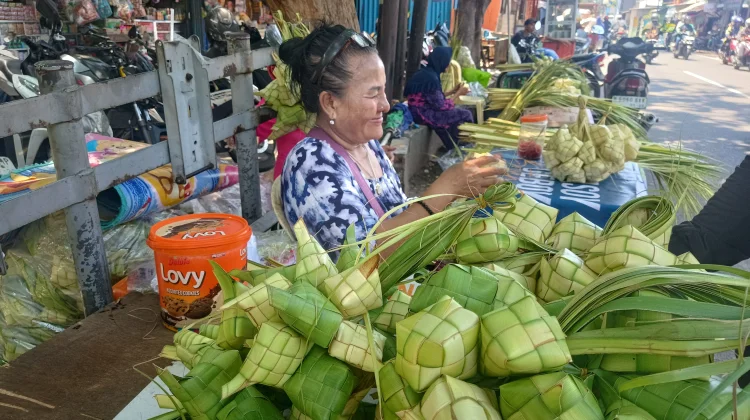 Jelang Lebaran, Pedagang Ketupat Keluhkan Bahan Baku Naik