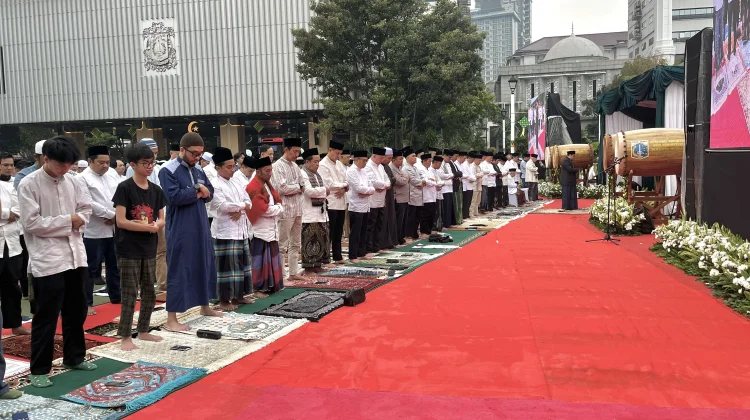 Pramono-Rano Laksanakan Salat Idulfitri di Balai Kota