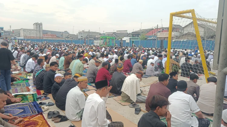 Ribuan Warga Rayakan IdulFitri di Lapangan Bola Kalibaru