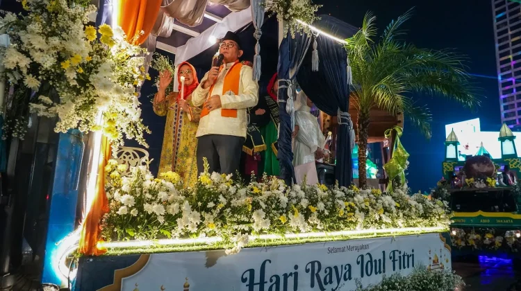 Wali Kota Jakpus dan Ketua TP PKK Ikut Pawai Obor Malam Takbiran di Jakarta