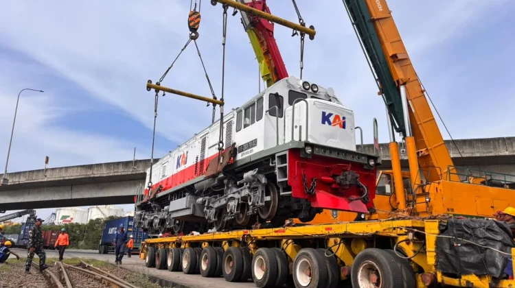 KAI Logistik Percepat Distribusi Lokomotif Lintas Pulau