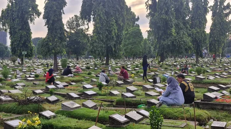 Warga Ziarah Kubur di Hari Kedua Lebaran, Mengenang Orang Tua-Mengingat Kematian