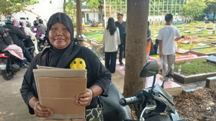 Mengintip Berkah Lebaran Penjaga Jok Motor Pemakaman Semper