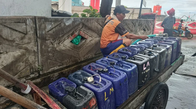Potret Realita Pemanggil Air Bersih di Ibu Kota