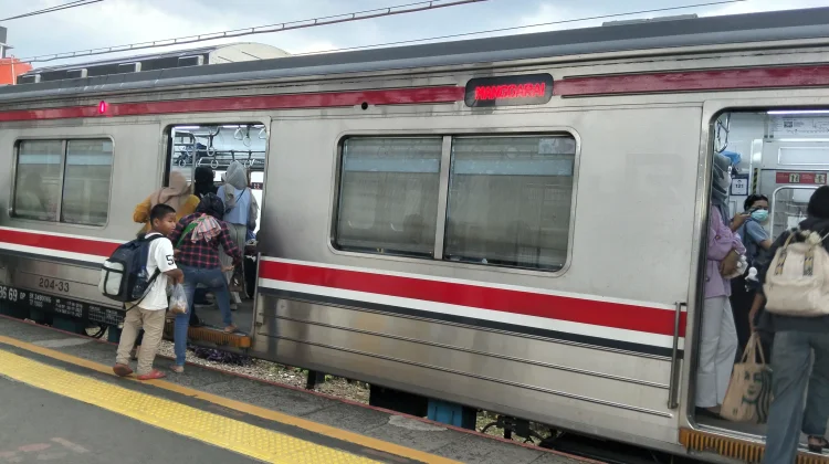 Penumpang Membludak, KRL Jadi Pilihan Favorit Warga saat Lebaran