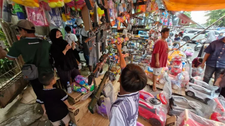Anak-anak Berburu Mainan di Kawasan Pasar Gembrong, setelah Dapat 'THR'
