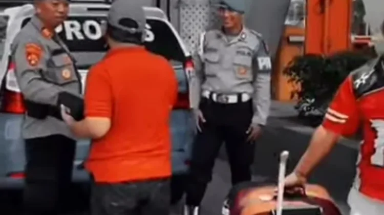 Aksi Simpatik Polres Pelabuhan Bantu Penumpang Kapal