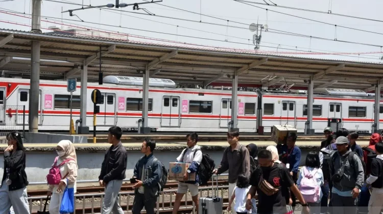 H+2 Lebaran, KAI Commuter Catat 236 Ribu Orang Gunakan KRL