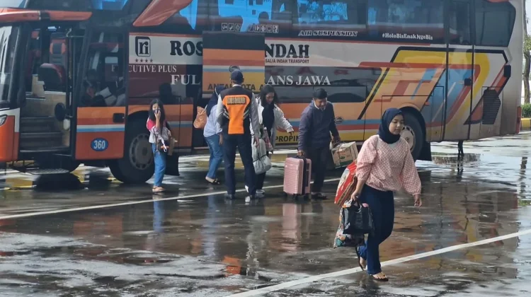 H+5 Lebaran, Terminal Terpadu Pulo Gebang Masih Dipadati Penumpang Arus Balik