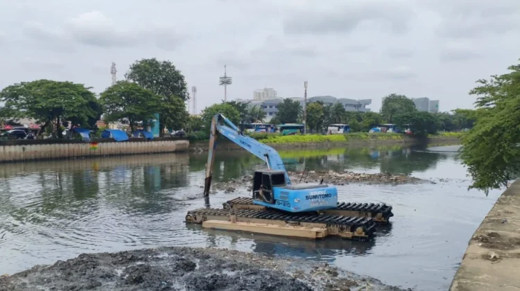 Antisipasi Cuaca Ekstrem, Dinas SDA Percepat Pengerukan Kali/Waduk