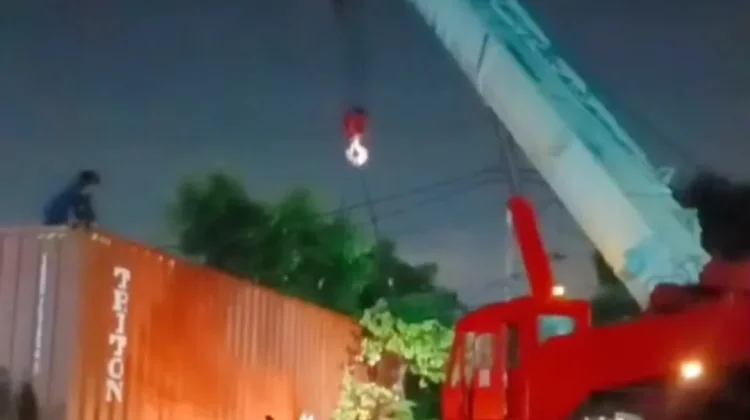Satlantas Jakut Berhasil Evakuasi Truk Terperosok di Cilincing