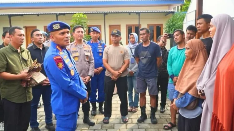 Polres Jakut Sambangi Warga Terdampak Kebakaran di Cilincing