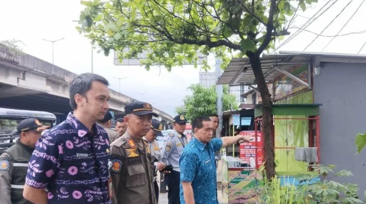 Pemkot Jakbar Tertibkan Bangunan di Atas Saluran Air di Tegal Alur