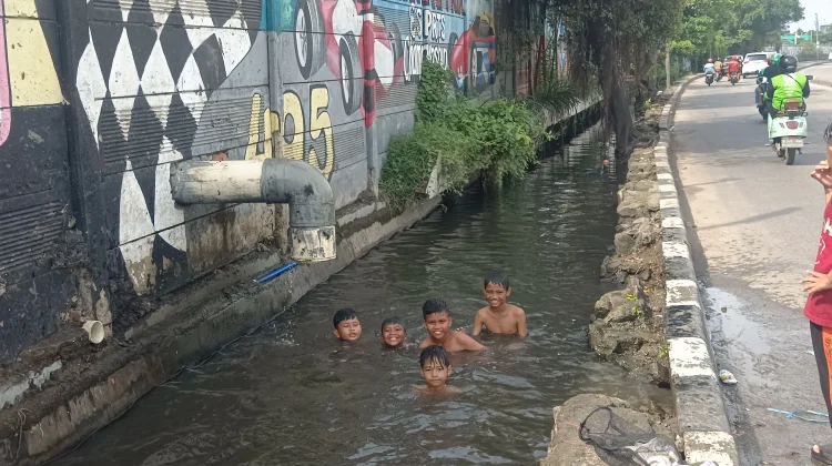Bahagia Sederhana, Sesederhana Berenang di Selokan RE Martadinata
