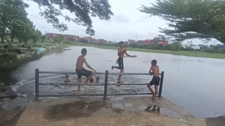 Viral! TPU Budidarma Berubah Jadi 'Waterpark' Gratis