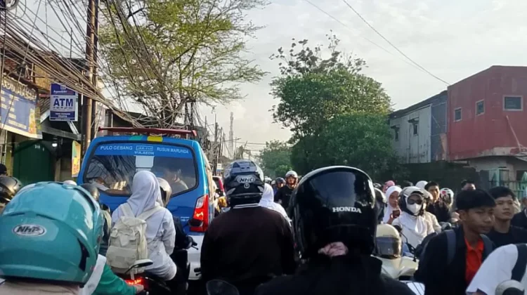 Rawan Kecelakaan, Jalur Malaka Cilincing Dipenuhi Tanah Merah