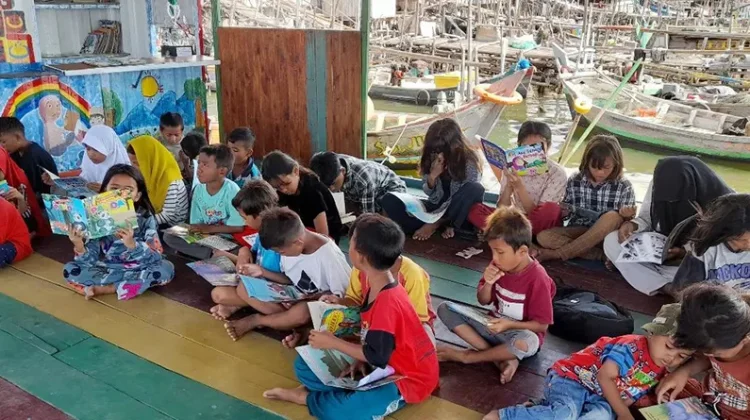 Aceng Gimbal Bawa Anak Pesisir Lepas dari Jerat Gadget