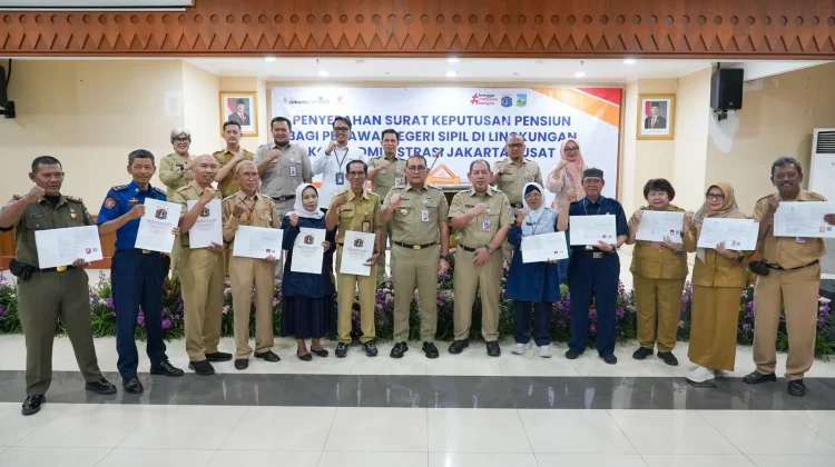 Wali Kota Jakpus Serahkan 11 SK Pensiun PNS TMT 1 April 2026
