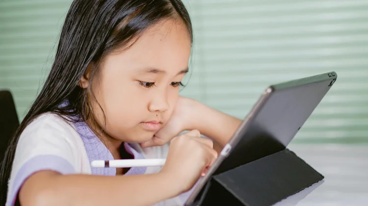 Sembilan Cara Ampuh Mengatasi Anak Kecanduan Gadget Efektif