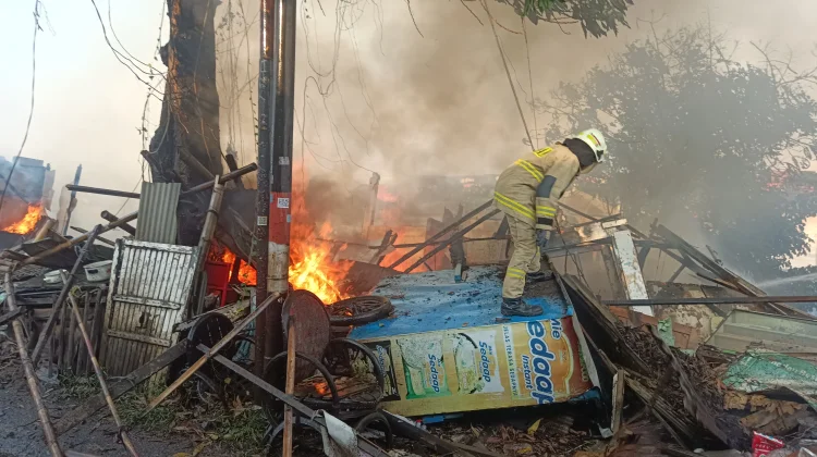 Tiga Rumah Ludes Terbakar, 9 Jiwa Berhasil Diselamatkan