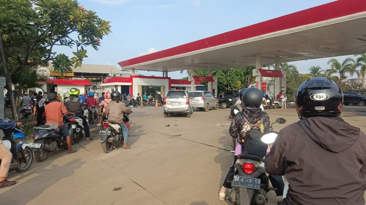 Pembatasan BBM, Sejumlah SPBU di Jakut Dipenuhi Pengendara