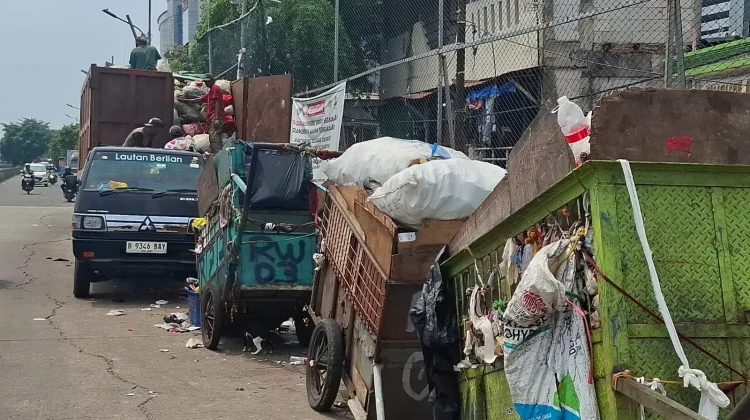 Warga Kalianyar Protes TPS Liar di Pinggir Jalan