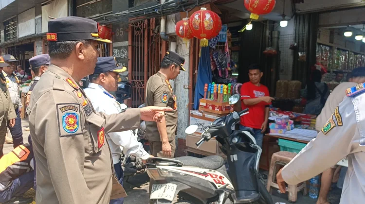 Kembalikan Estetika Kota, Satpol PP Jakbar Tertibkan Parkir Liar di Glodok