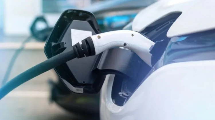 Tekan Lonjakan Harga Minyak, Pemerintah Diminta Segera Aktifkan Electric Vehicle