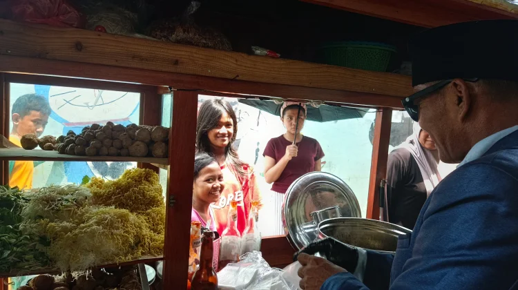 Penampilan Necis, Penjual Bakso di Cilincing Ini Sukses Curi Perhatian Pelanggan
