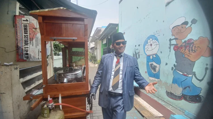 Mengenal Sosok Pak Baron, Penjual Bakso "Parlente" Viral