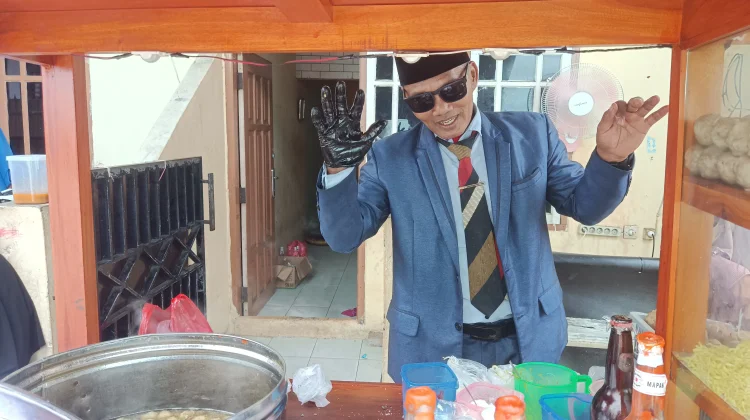 Tampil Necis, Laku 300 Porsi Dijuluki "Bakso Presiden"
