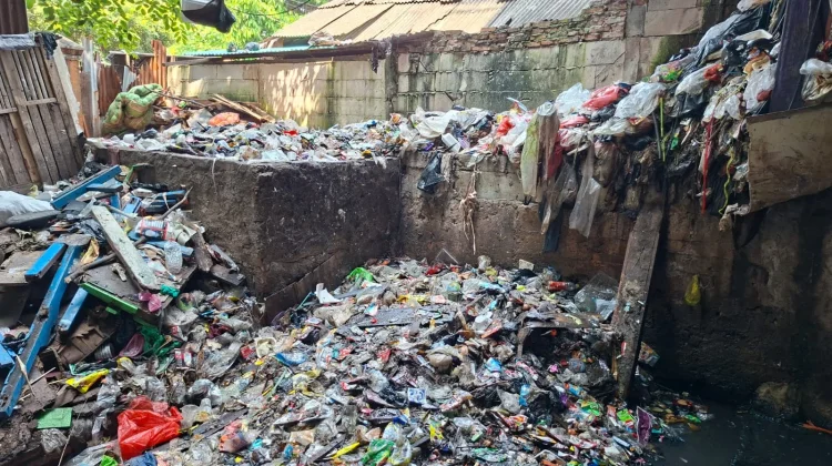 Warga Keluhkan Bau Sampah yang Menumpuk di Rusunawa Angke
