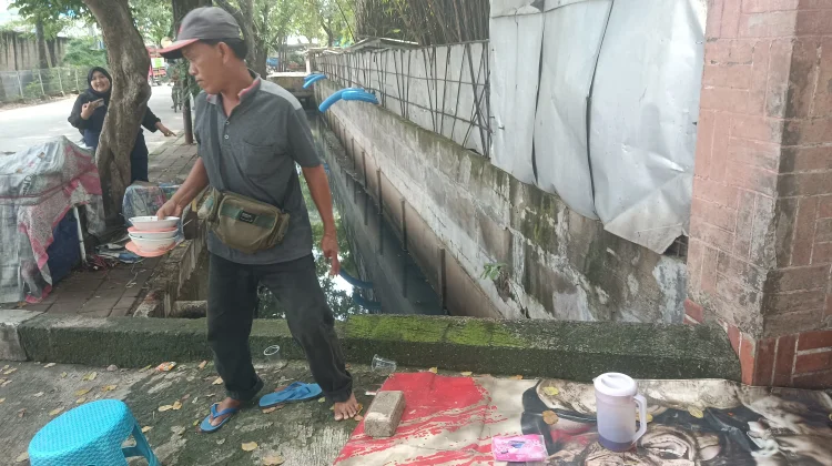 Aroma Soto yang Kalah oleh Bau Selokan Ancol