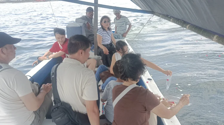 Harmoni Tradisi Cheng Beng, Larung Abu di Cilincing