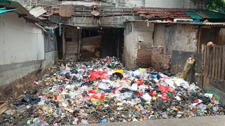 Tumpukan Sampah di Rusunawa Angke Mulai Dibersihkan