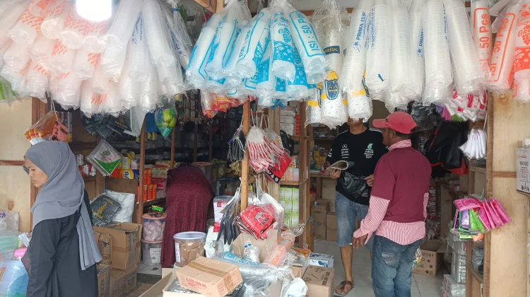 Harga Plastik Naik, Pedagang Mulai Menjerit