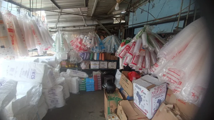 Harga Plastik Meroket: Stok Langka, Omzet Menurun