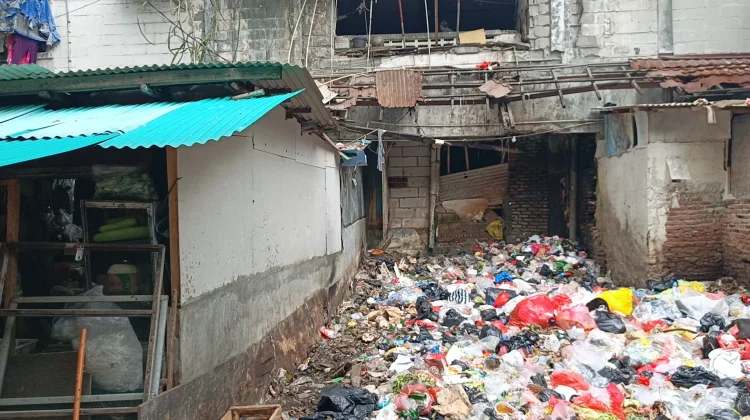 Tumpukan Sampah di Rusunawa Angke Robohkan Dinding Warung Warga