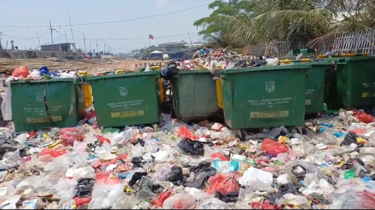 Berbulan-bulan Warga Kalibaru Keluhkan Bau Menyengat Sampah