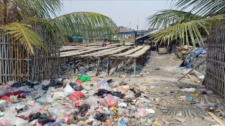 Gunungan Sampah Ditepi Tanggul Meresahkan Warga Cilincing