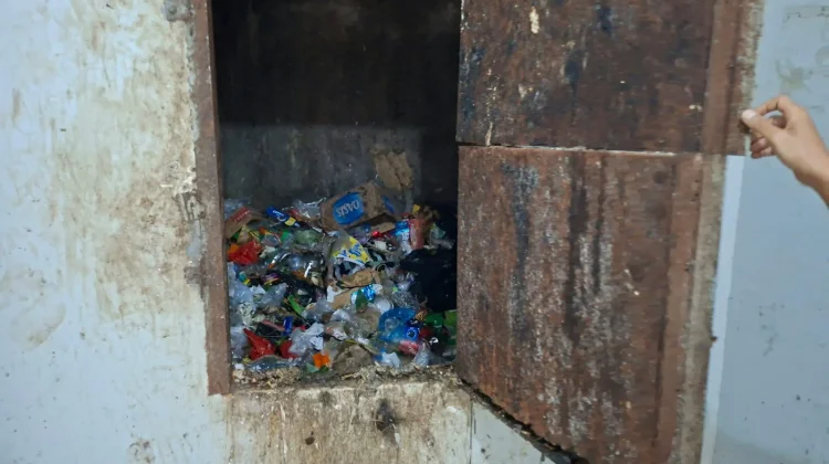 Sampah di Saluran Rusunawa Tambora Menumpuk hingga Lantai Enam